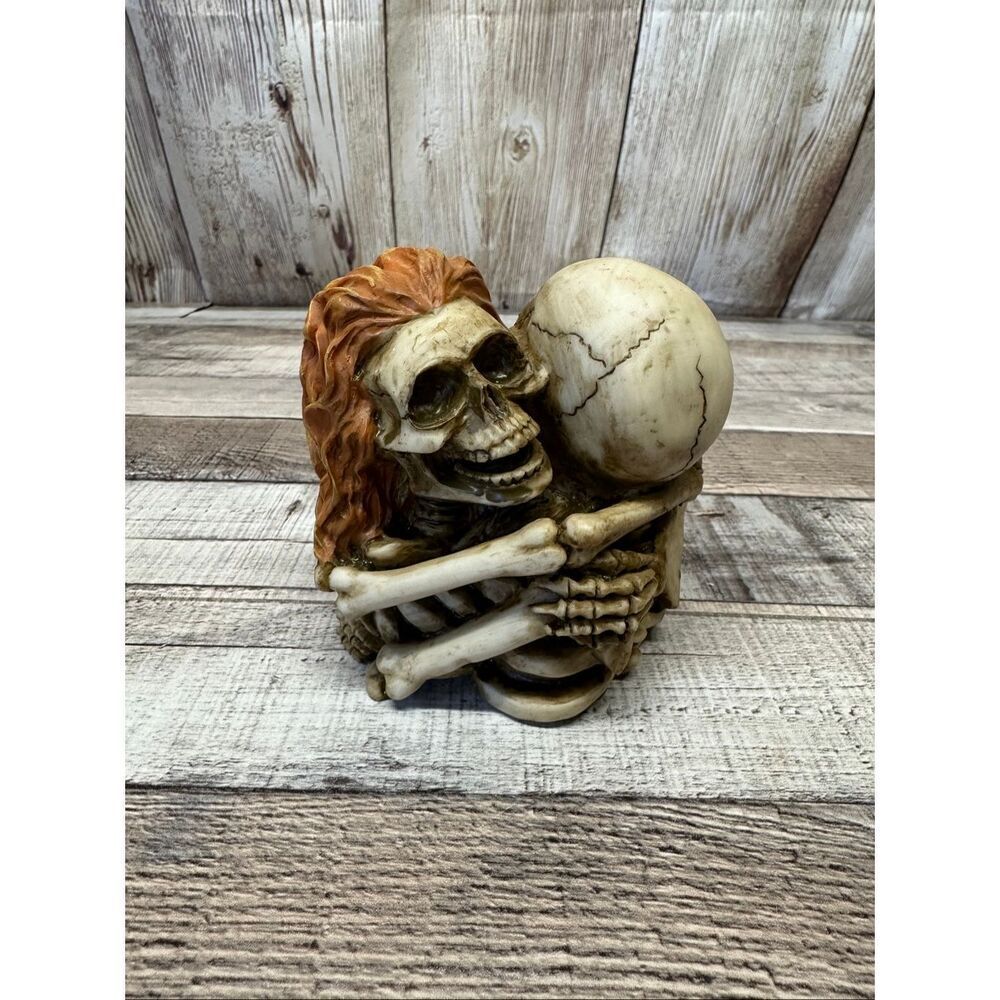 Romantic Skeleton Lovers Statue Gothic Skull Couple Hugging Figurine